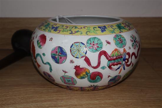 A Chinese famille rose porcelain bowl